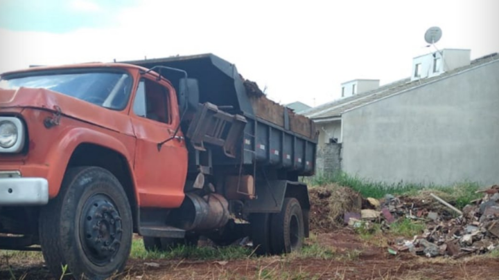 Descarte irregular de entulhos em Sarandi rende multa e apreensão de caminhão