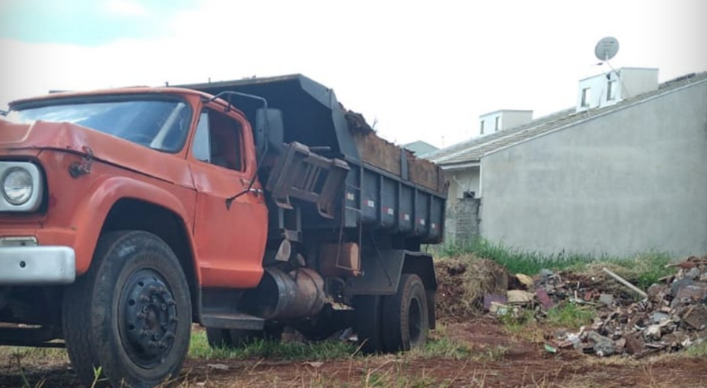 Descarte irregular de entulhos em Sarandi rende multa e apreensão de caminhão