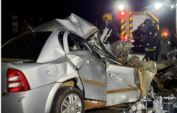 Quatro da mesma família morrem em choque de Astra e ônibus na PR-542