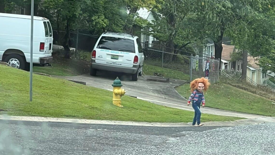 Chucky, o boneco assassino, é visto à luz do dia querendo brincar com crianças