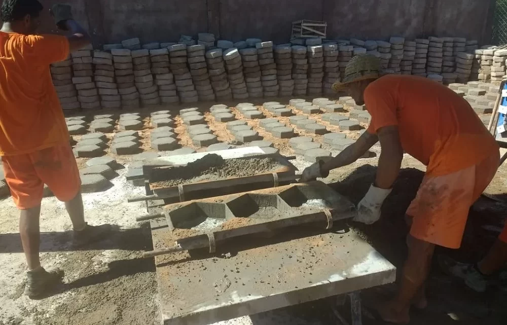 Com festa, presos comemoram conclusão de curso de fabricação de blocos de cimento e pavers