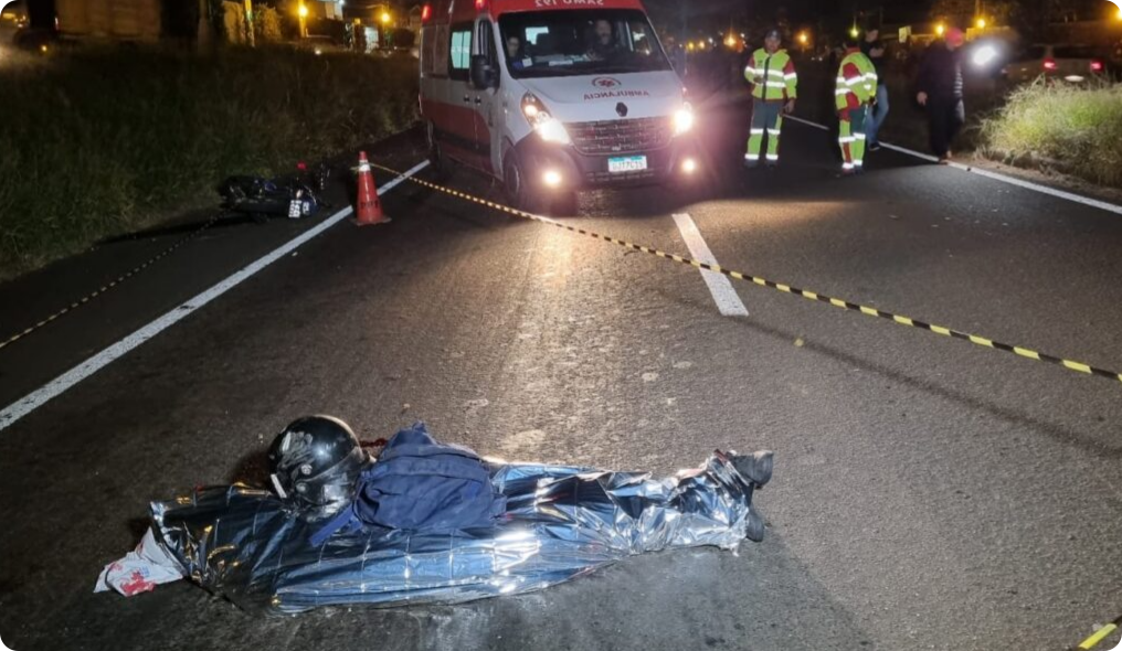 Motoqueiro atropela e mata pedestre, cai na pista e morre atropelado por caminhão