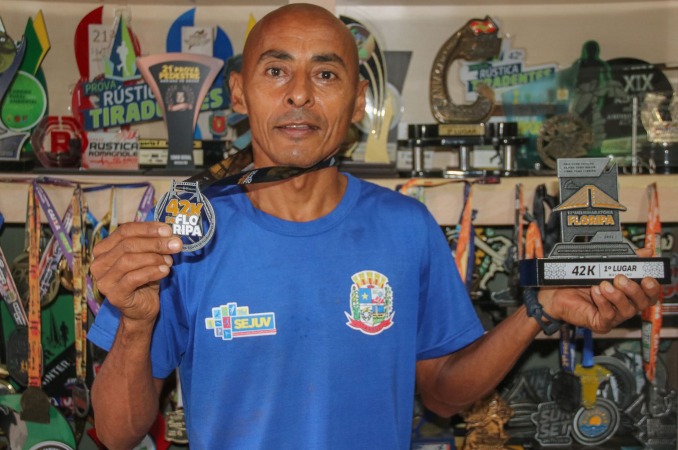 Aos 54 anos, Edmilson Corredor vence a Maratona Internacional de Florianópolis