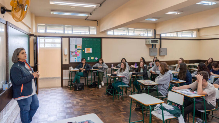 Educação do Paraná prorroga contratos de 31.995 professores temporários