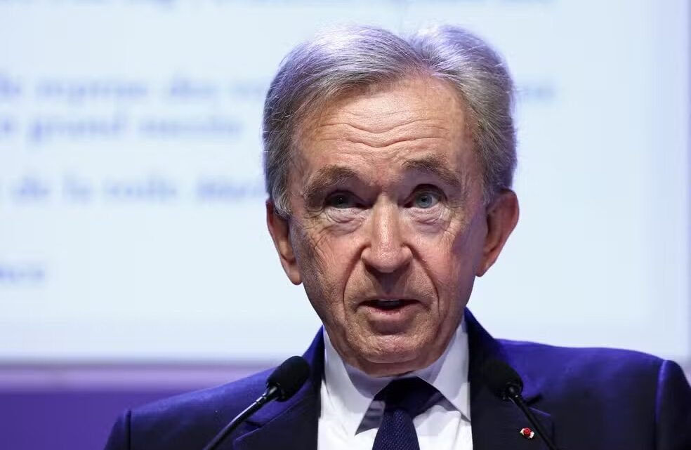 Bernard Arnault passa Elon Musk e volta a ser o homem mais rico do mundo, segundo a Forbes