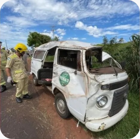 Kombi do Projeto Remar capota na volta de almoço de Ano Novo; um morre e sete ficam feridos