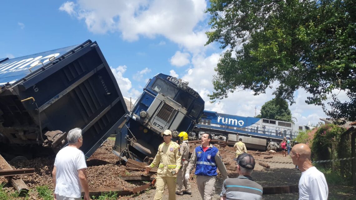 Trem bate em caminhão que cruzou a linha com sinal vermelho