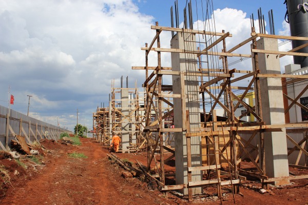 Construção das bases dos novos viadutos de Sarandi entra na fase final
