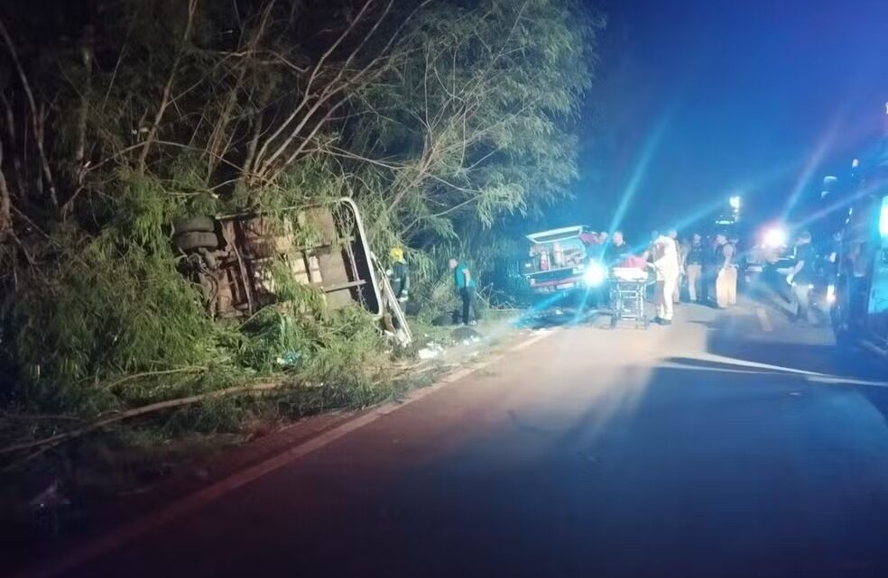 Acidente com micro-ônibus na PR-317 mata três e deixa 19 feridos