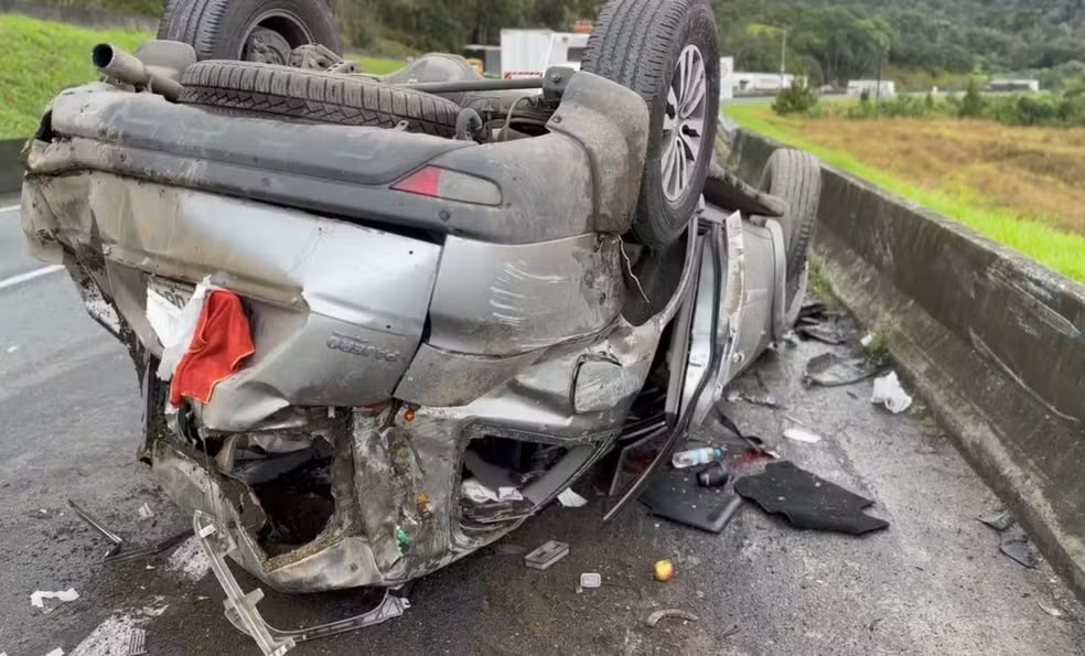 Dunga capota carro em rodovia do Paraná