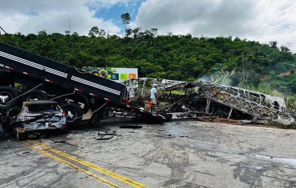 Ônibus, carreta e carro batem e pegam fogo; 38 pessoas morreram e há feridos graves