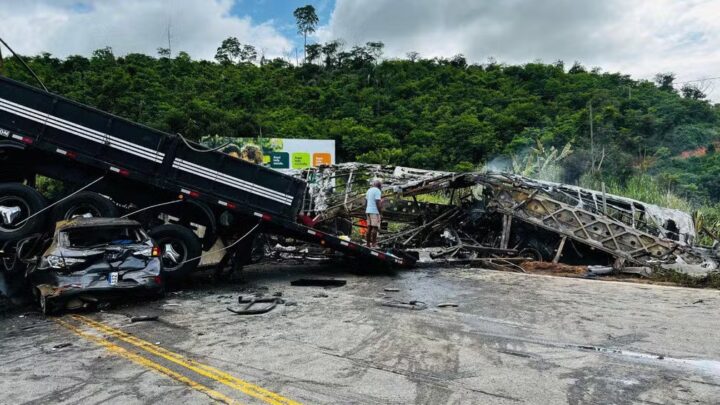 Ônibus, carreta e carro batem e pegam fogo; 38 pessoas morreram e há feridos graves