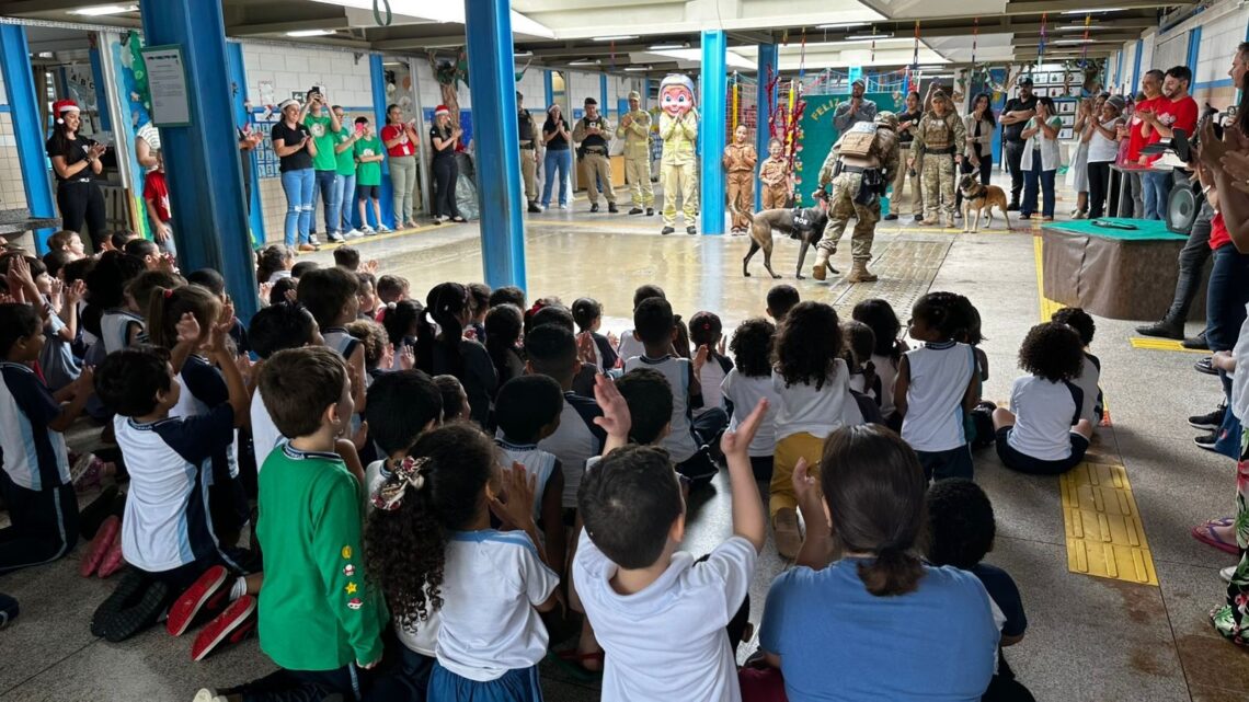 Cães policiais alegram crianças de CMEI na festa do Papai Noel dos Correios