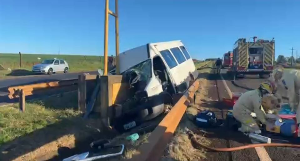 Acidente de van com turistas de Mogi das Cruzes na PR-317 deixa um morto e oito feridos