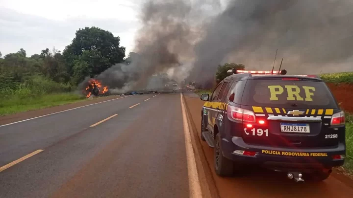 Motorista de 18 anos morre carbonizado em acidente com três veículos na BR-369